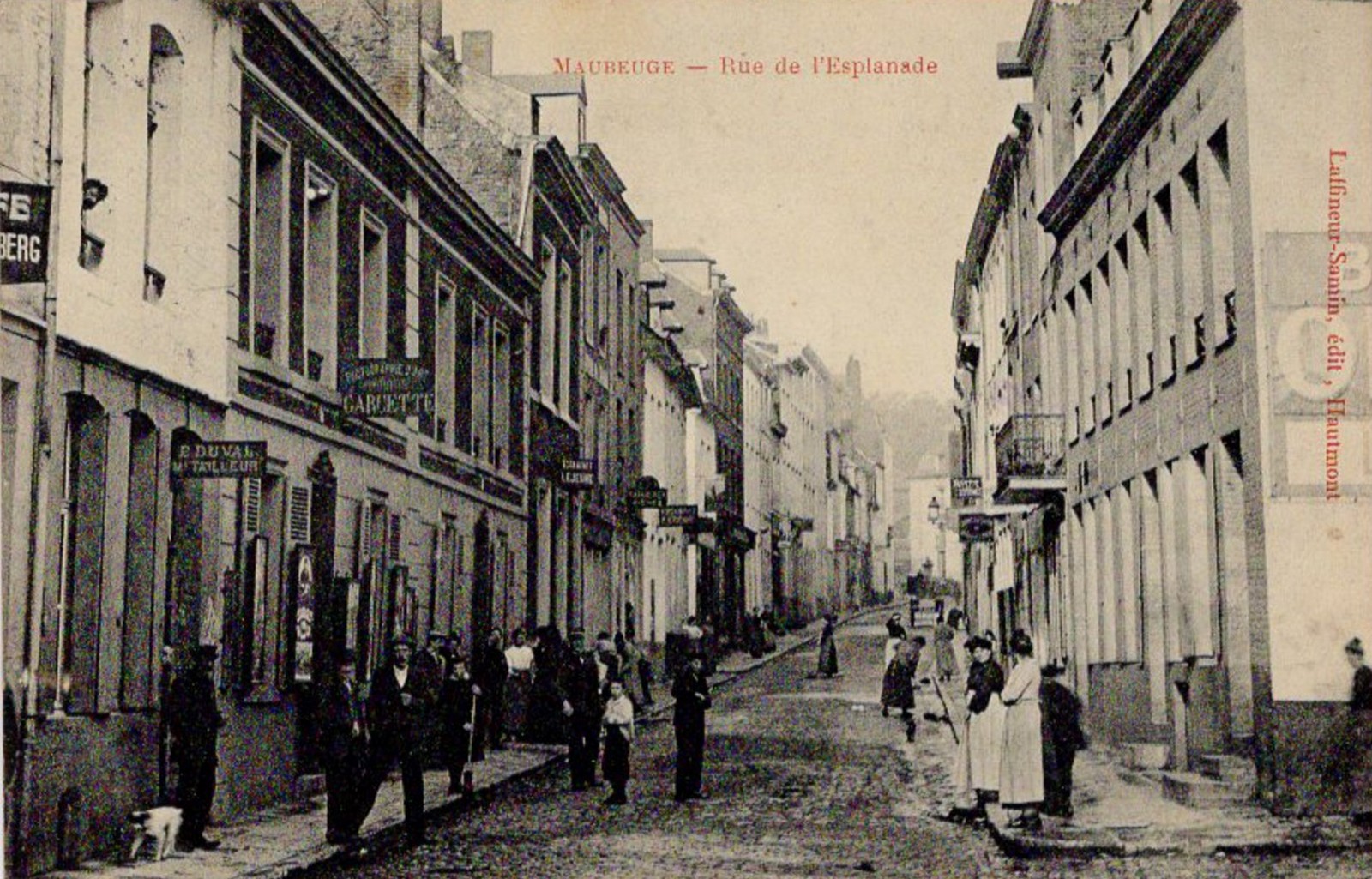 Cartes postales de Maubeuge, L'Esplanade et les Casernes Joyeuse.