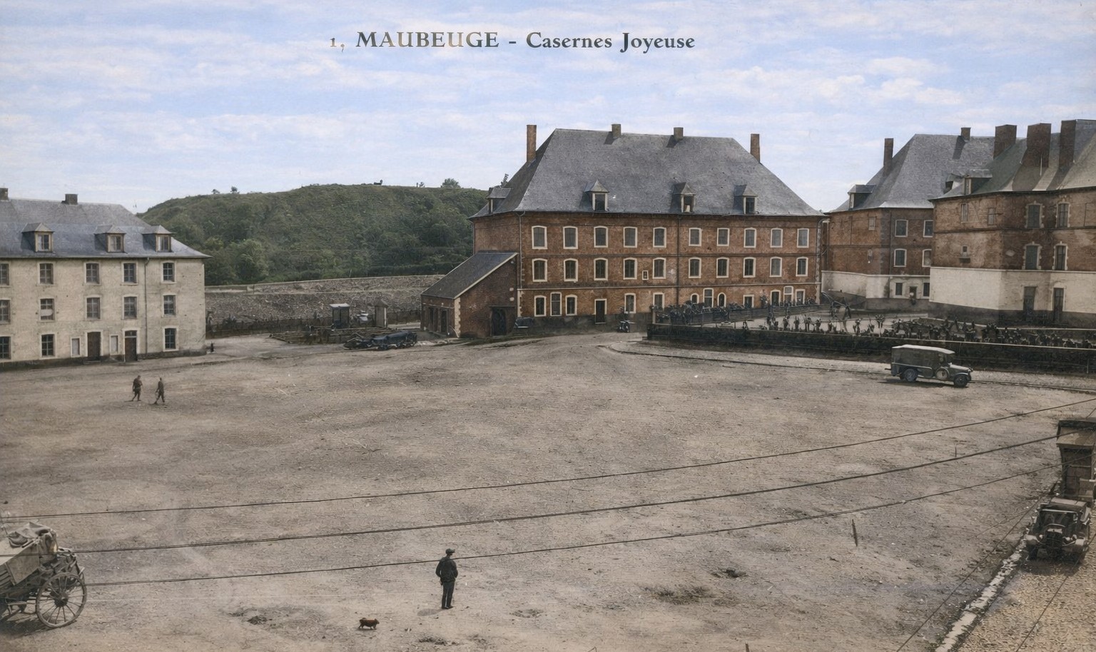 Cartes postales de Maubeuge, L'Esplanade et les Casernes Joyeuse.