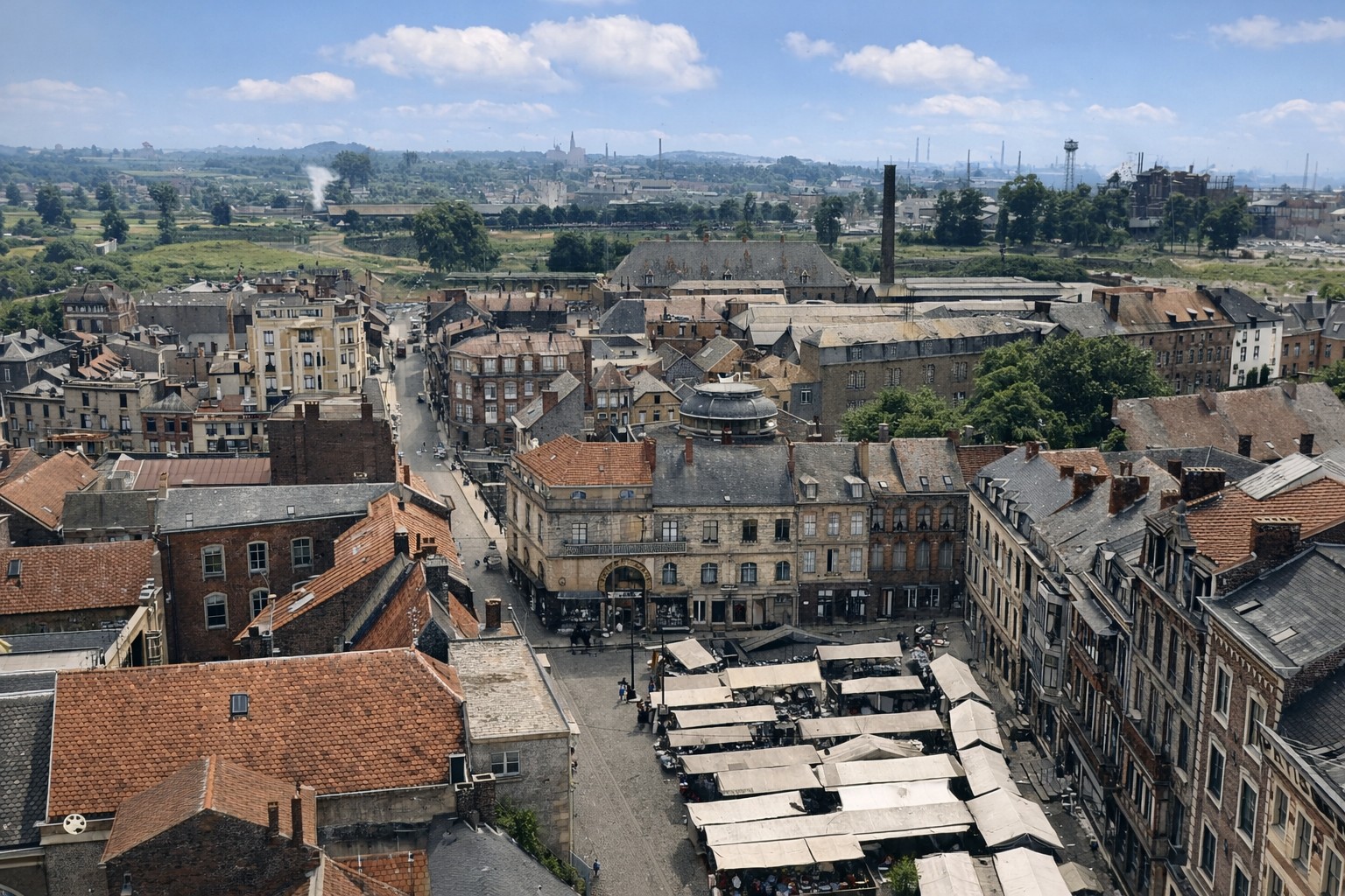 Cartes postales anciennes de Maubeuge, Vue aérienne de la place Mabuse.