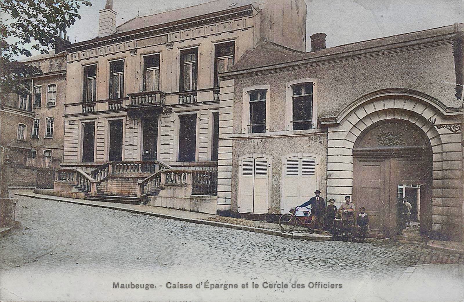 Cartes postales anciennes de Maubeuge, Place Verte, la caisse d'Epargne.