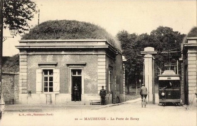 Cartes postales anciennes de Maubeuge, la porte de Bavay