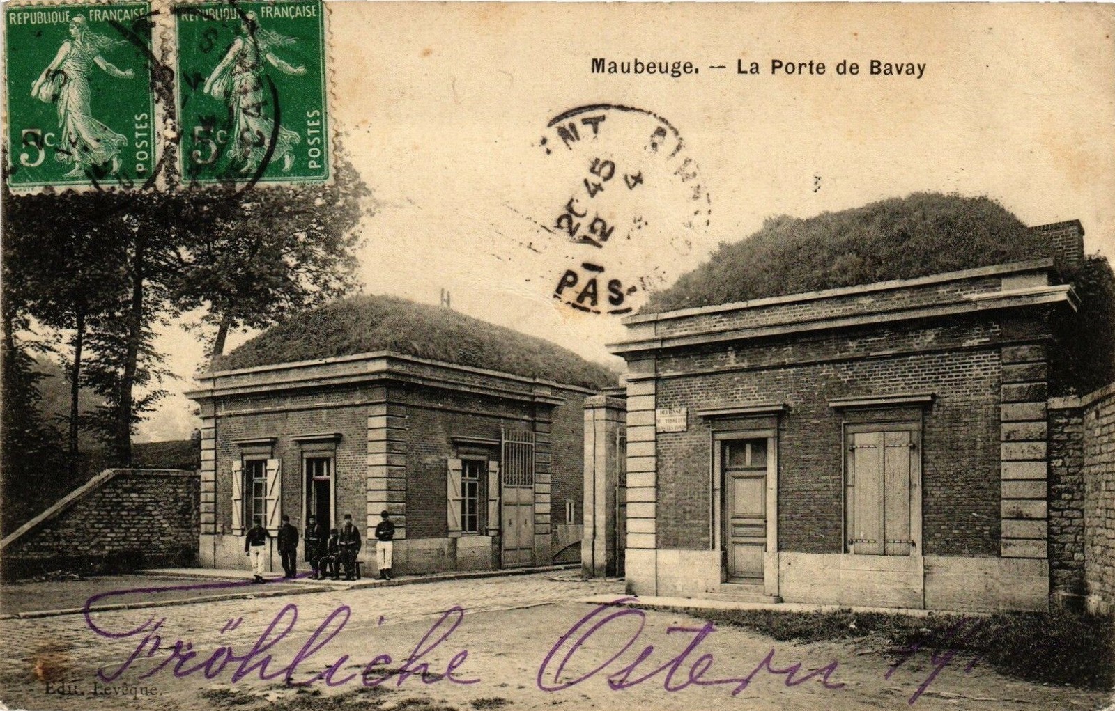 Cartes postales anciennes de Maubeuge, la porte de Bavay et la rue de la République.