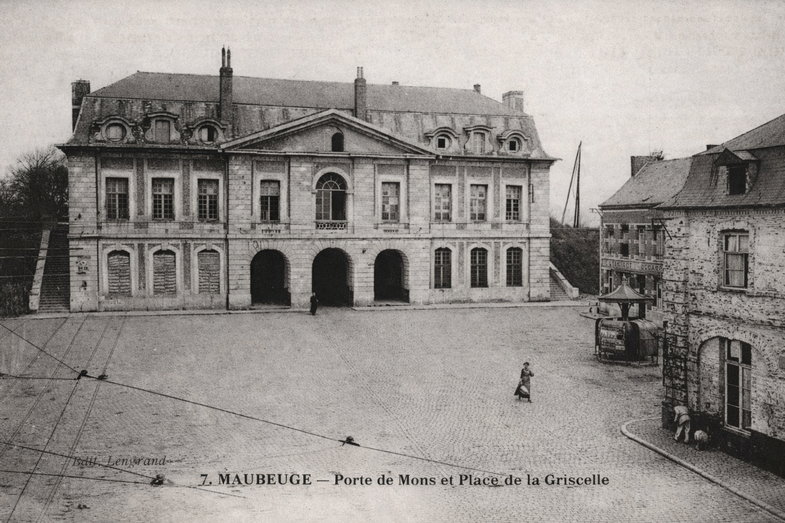 Cartes postales anciennes de Maubeuge, la porte de Mons