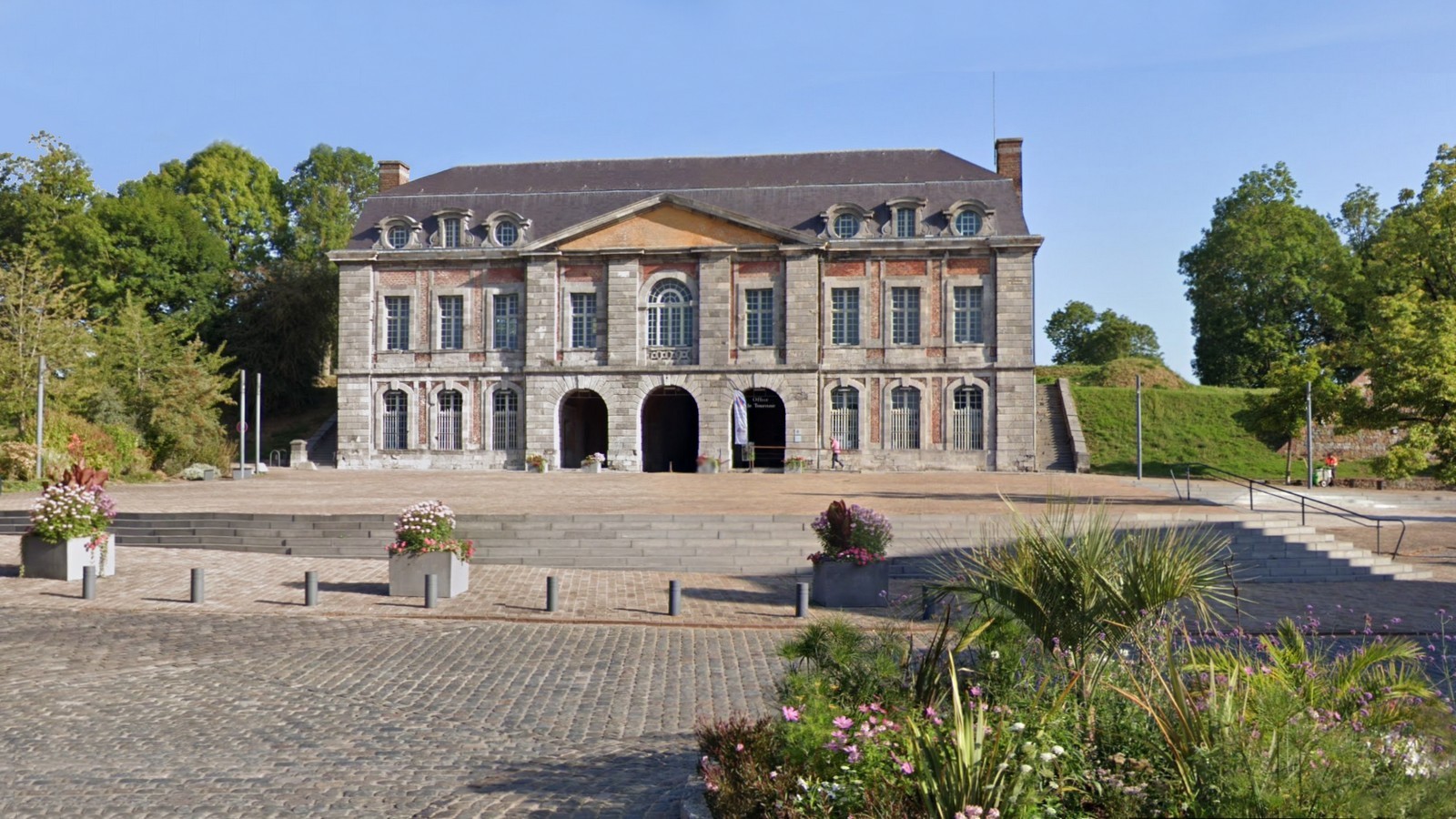 La porte de Mons et la place Vauban à Maubeuge.