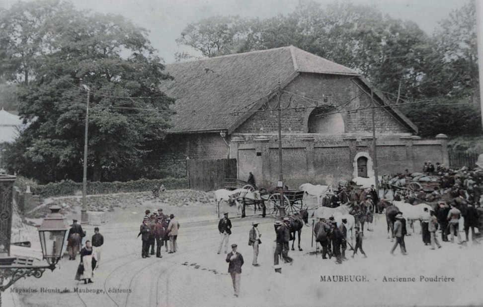 Maubeuge, la poudrière de la porte de Mons sur une CPA de 1911.