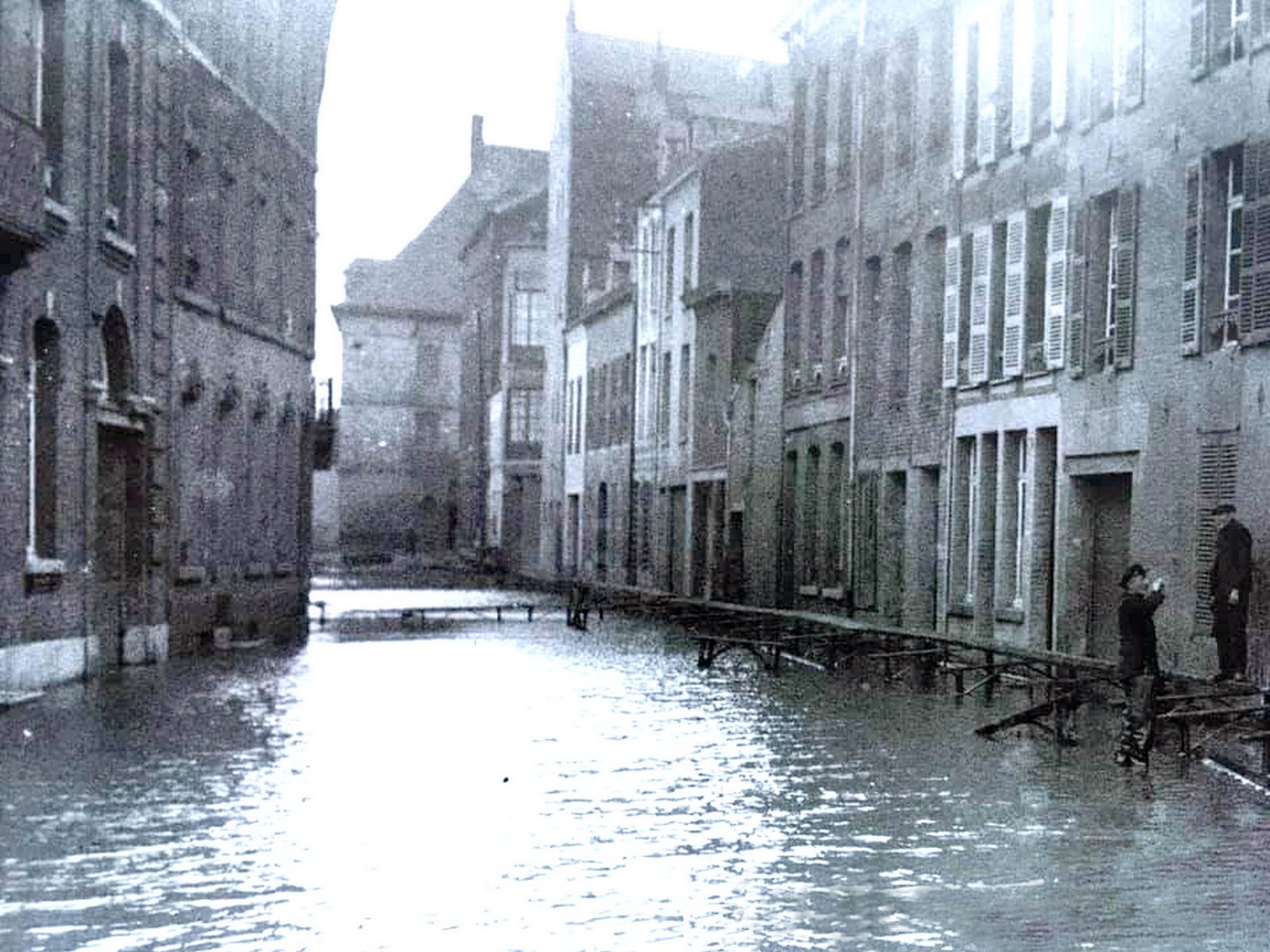 Inondations à Maubeuge en 1920. Casernes de la porte de France.