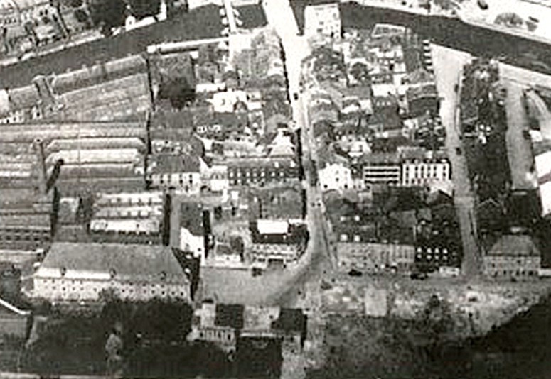 Cartes postales anciennes de Maubeuge, Porte de France, vue aérienne.
