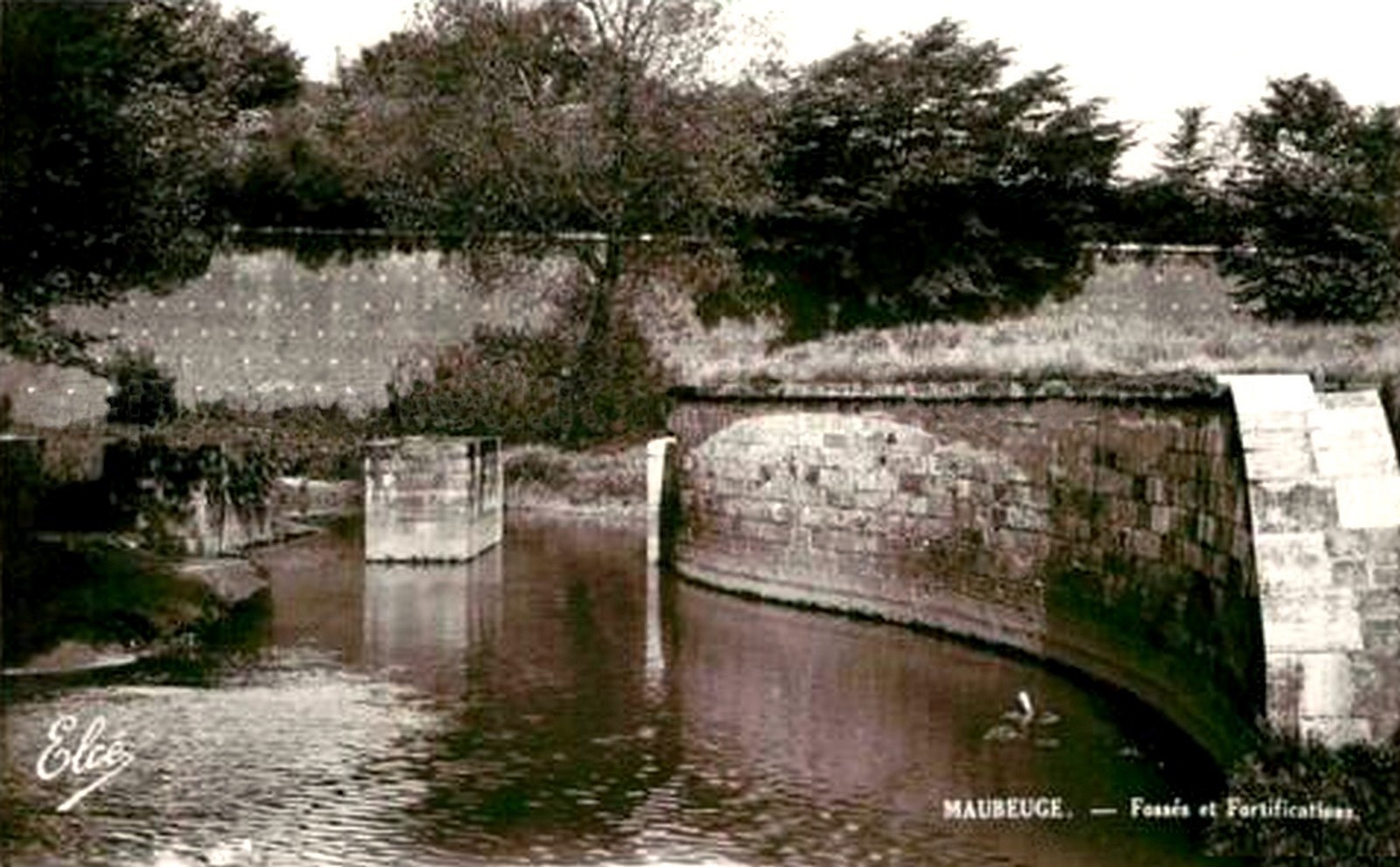 Maubeuge, Ecluse qui permettait de réguler le niveau d'eau dans les fossés sud de la ville.