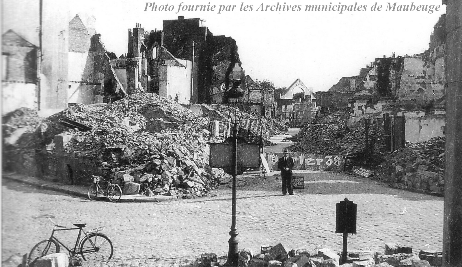 Cartes postales anciennes de Maubeuge, rue de Mons après les bombardements