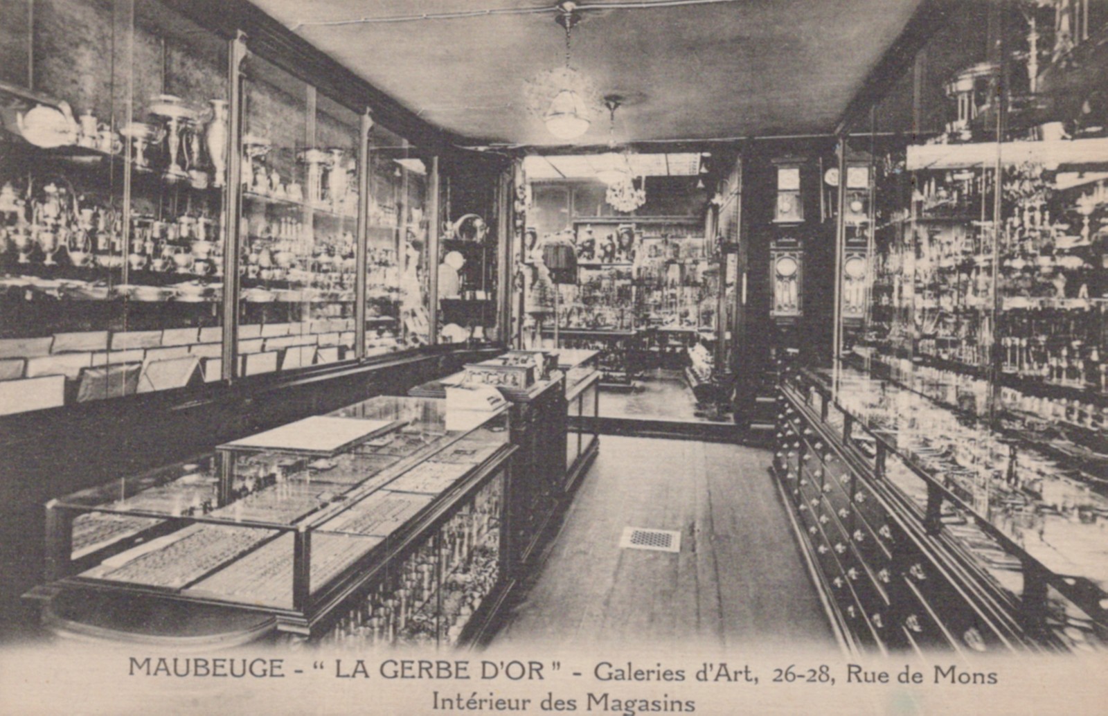 Maubeuge en carte postale, rue de Mons, boutique