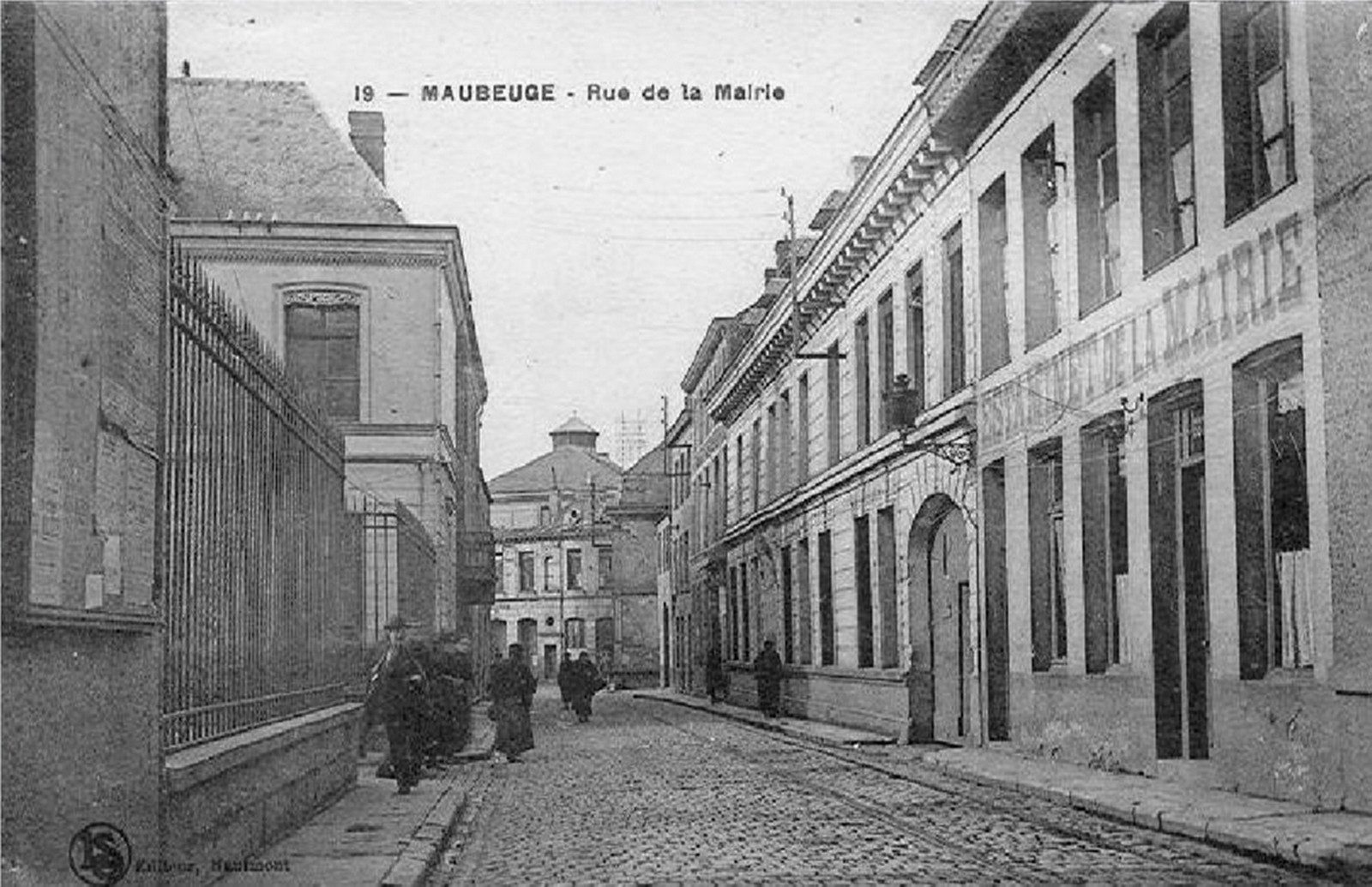 Cartes postales anciennes de Maubeuge, rue de la mairie