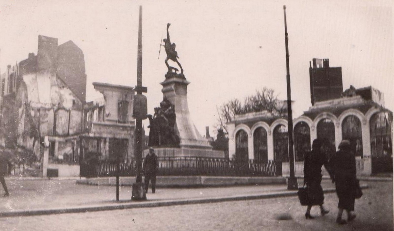 Maubeuge, la place d'armes après les bombardement du 16 mai 1940