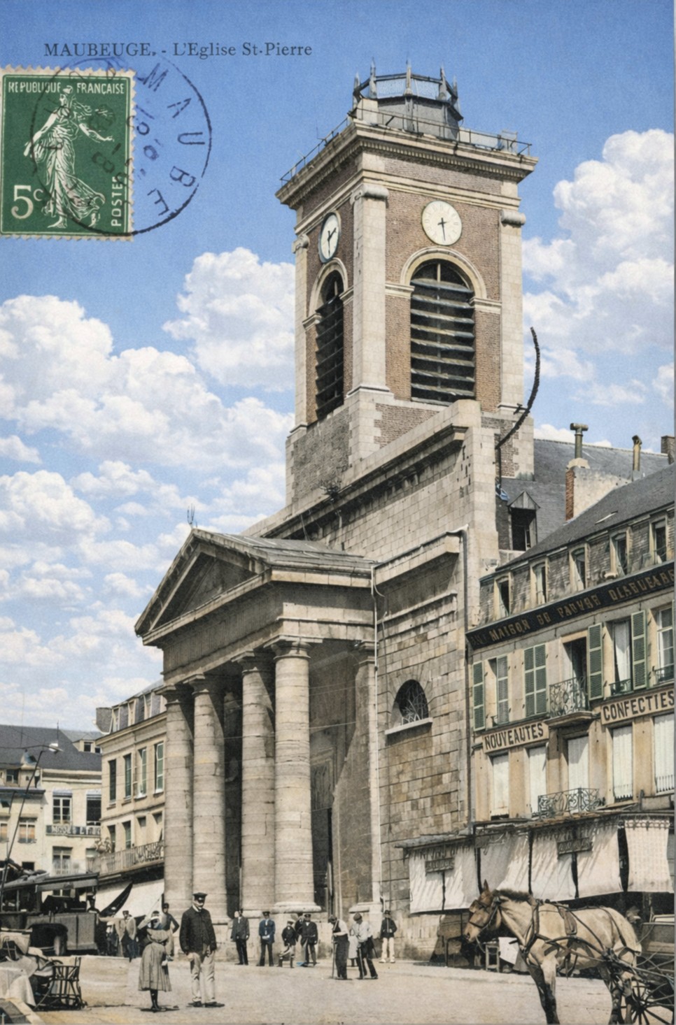 Maubeuge, vue générale sur la place d'Armes.