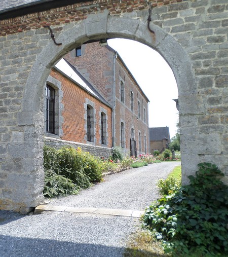 Le porche du prieuré de Moustier en Fagne.