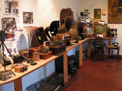 Musée des Evolutions à Bousies, appareils audio.