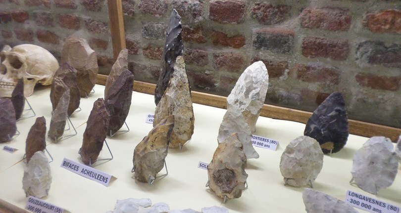 Musée des Évolutions à Bousies, outils en silex.