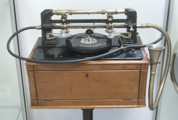 Musée de la machine parlante à Cousolre : Ronéophone Pathé à disque