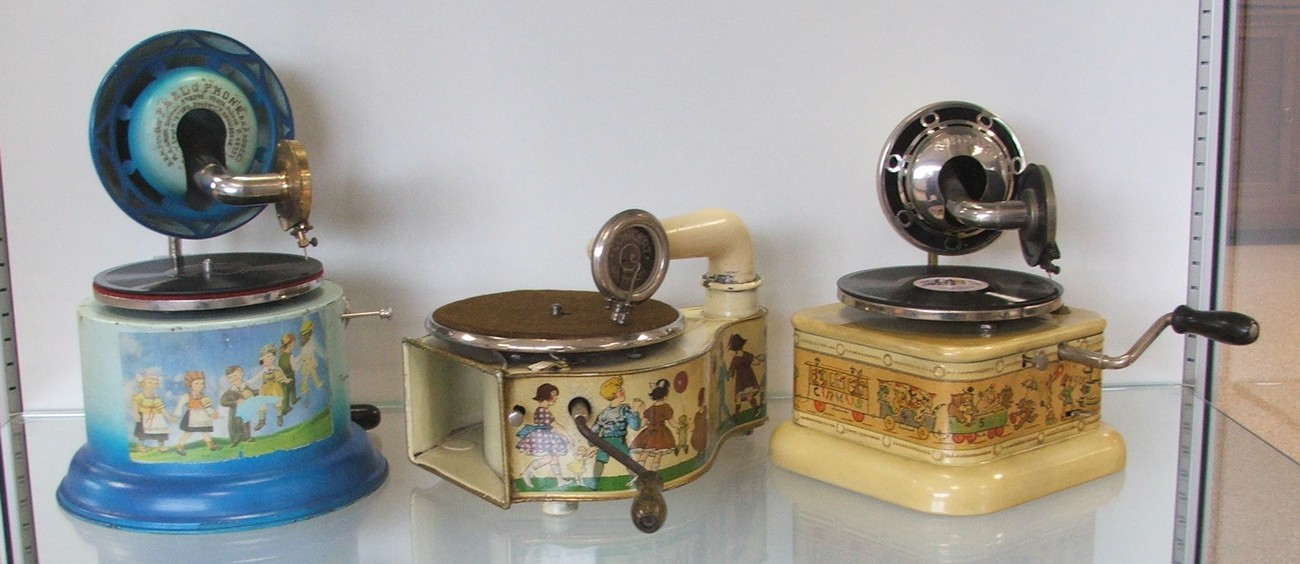 Musée de Cousolre : Phonographe parlophone; Polyphon 1940; Nirona 1929 (Allemagne, fabriqué par Nier 