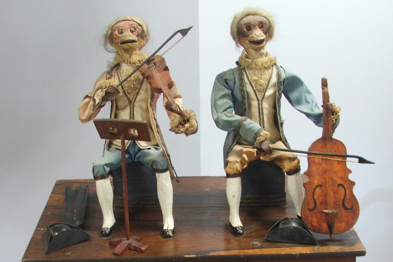 Musée de la machine parlante et du son enregistré à Cousolre : deux singes musiciens