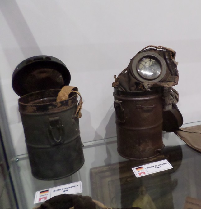 Musée du Fort Leveau à Feignies :masque à gaz.