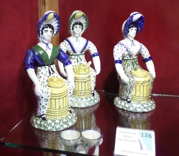 Musée de la Faïence et de la Poterie à Ferrière la Petite. Figurines en faïence. Cour des potiers.
