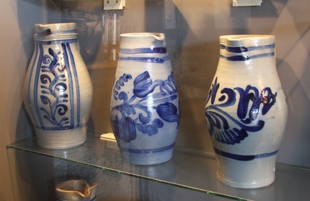 Musée de la Faïence et de la Poterie à Ferrière la Petite. Pichets en grès bleu. Cour des potiers.