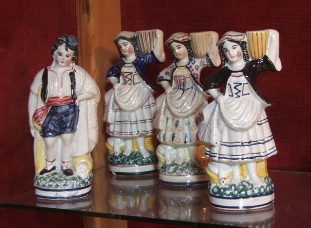 Figurines en faïence, Musée de la Faïence et de la Poterie à Ferrière la Petite. Cour des potiers.