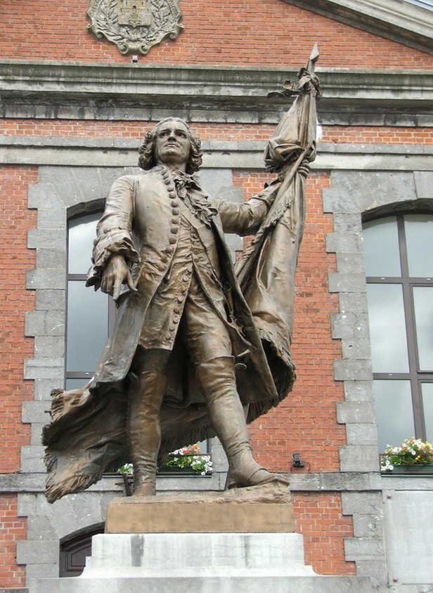 Statue de Joseph-François Dupleix devant la mairie de Landrecies
