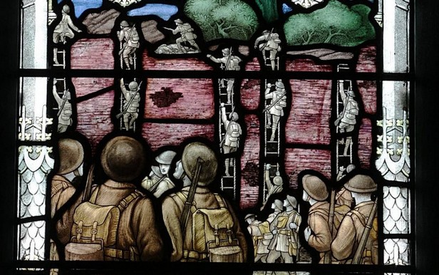 Le Quesnoy, vitrail de l'église St Andrew de Cambridge représentant l'assaut des remparts le 4 novembre 1918
