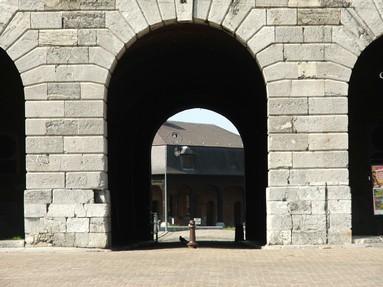 Le musée du Corps de Garde de Maubeuge vu du passage charretier