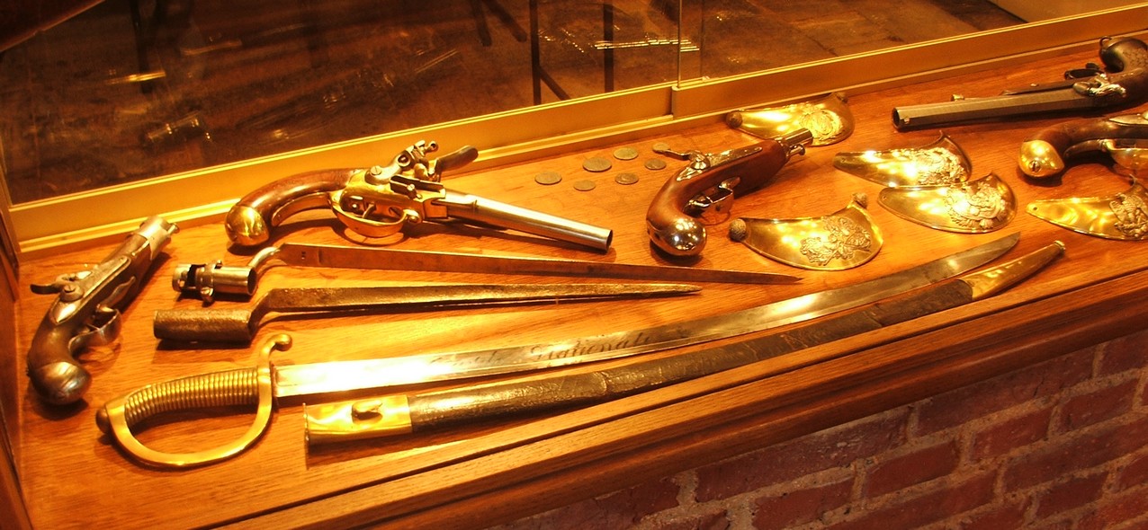 Le musée du Corps de Garde de Maubeuge : Vitrine composée d'armes de poing, d'armes blanche, de hausse-cols...