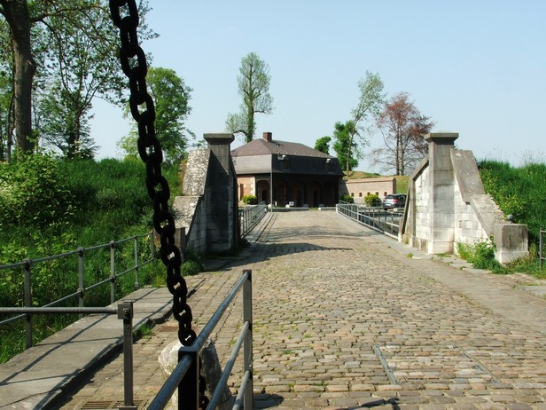 Le musée du Corps de Garde de Maubeuge vu du Pont levis.