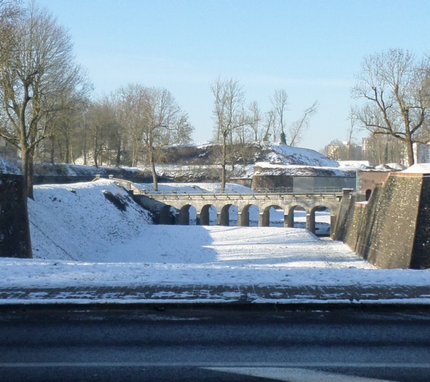 Remparts de Maubeuge : Le Pont dormant vu de la rue Casimir Fournier