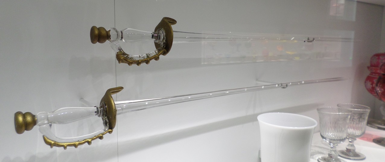 MUSVERRE, Musée du verre de Sars-Poteries, Bousillés, épées