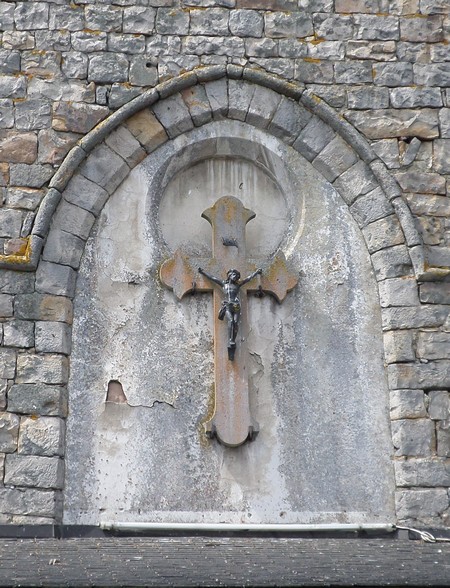 Christ à l'arrière de l'église de Neuville en Avesnois