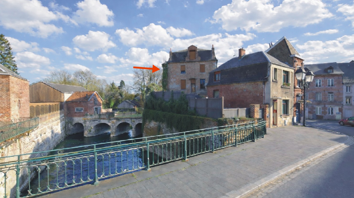 Vue depuis le pont vers l'emplacement de la porte de Mons