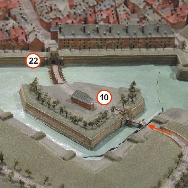 La demi-lune 10 et la porte de France 22 sur le plan-relief de Landrecies