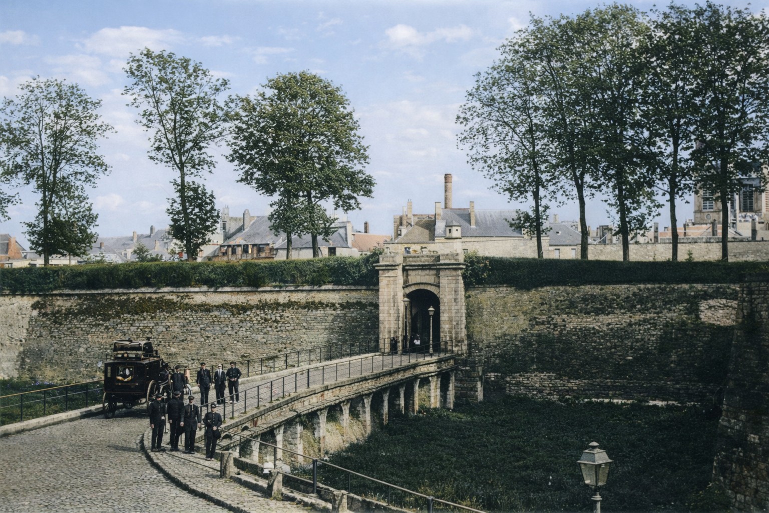 Entrée de la porte du Quesnoy en venant de la ville basse