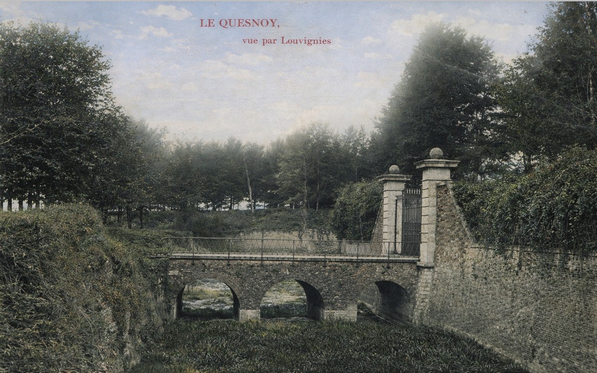 Vue est du pont et de l'entrée de la demi-lune de Landrecies