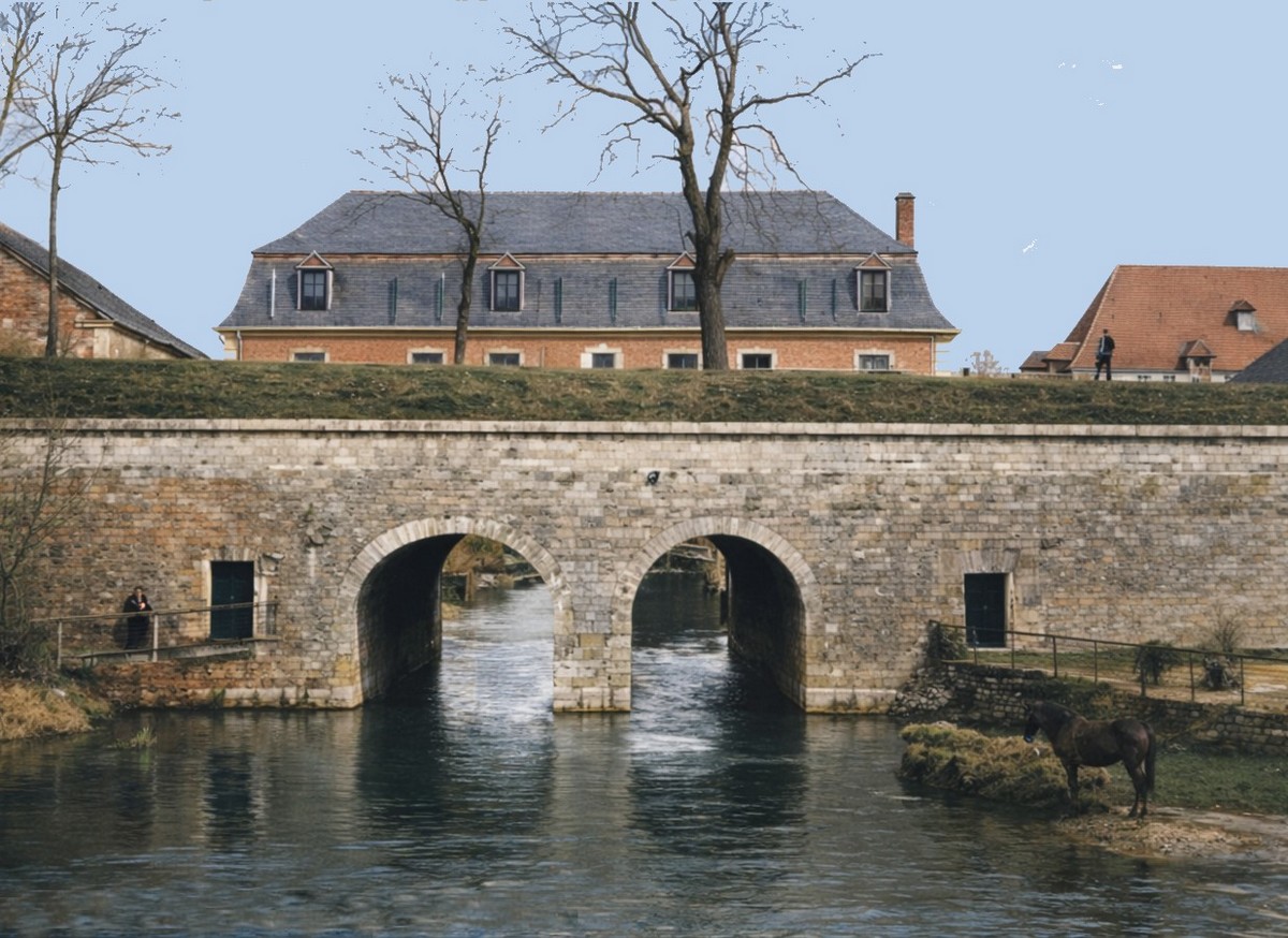Porte de sortie des eaux côté campagne