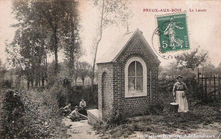 Le lavoir, à Preux-au-Bois près de la chapelle Notre Dame des prés