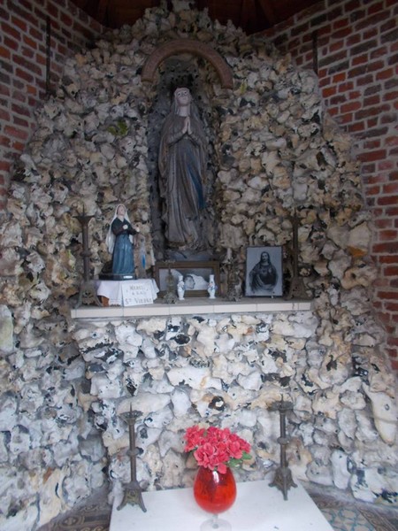 Preux au Bois, chapelle ND de Lourdes, intérieur.