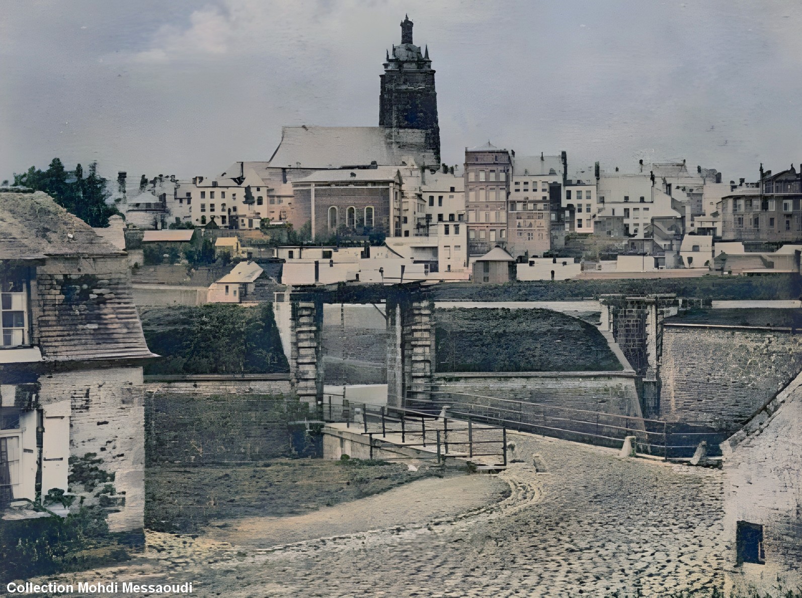 Les remparts d'Avesnes sur Helpe. Porte de Mons, carte postale