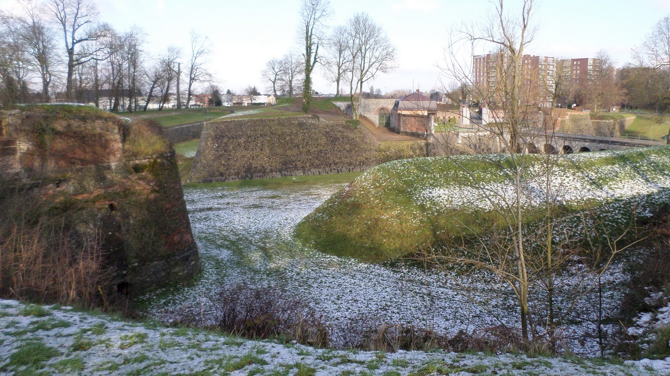 Les remparts de Maubeuge, le bastion de Bavay et la demi-lune de la porte de Mons.