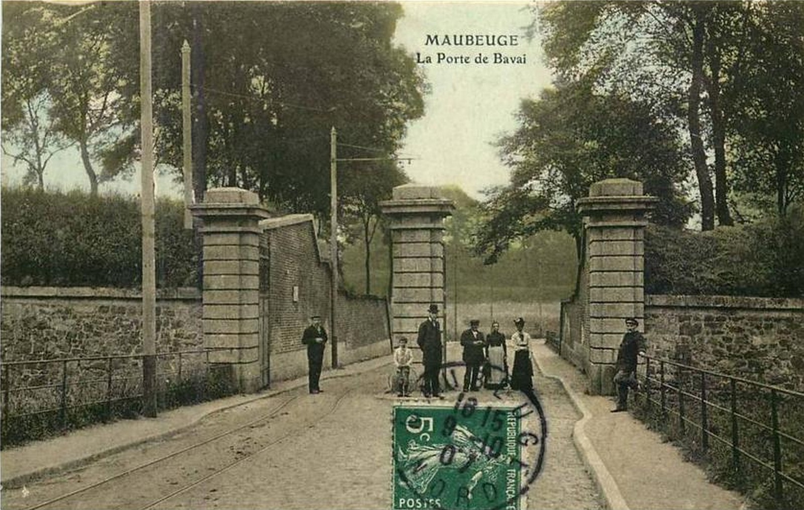 Remparts de Maubeuge, L'accès à la porte de Bavay par la demi-lune.