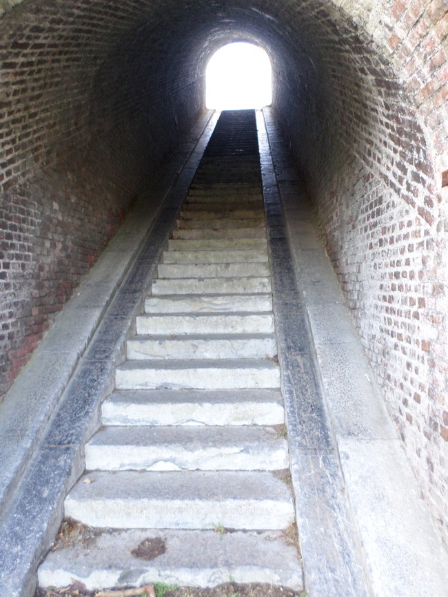 Remparts de Maubeuge, escalier d'accès au cavalier du bastion de Bavay.