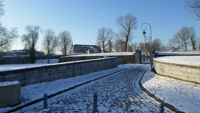 Les remparts deMaubeuge, l'entrée en ville par la porte de Mons.