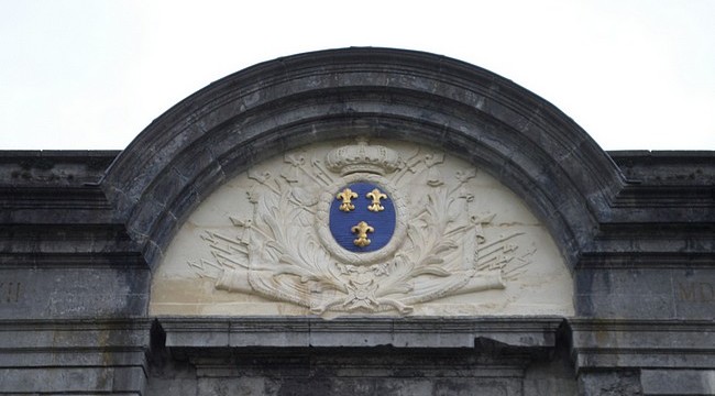 Maubeuge, la porte de Mons, Le frontispice.