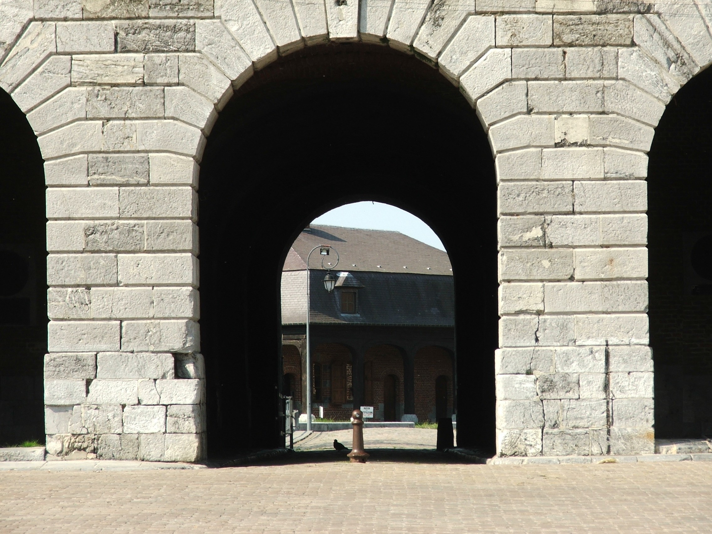 Maubeuge, la porte de Mons, Le passage charretier. 