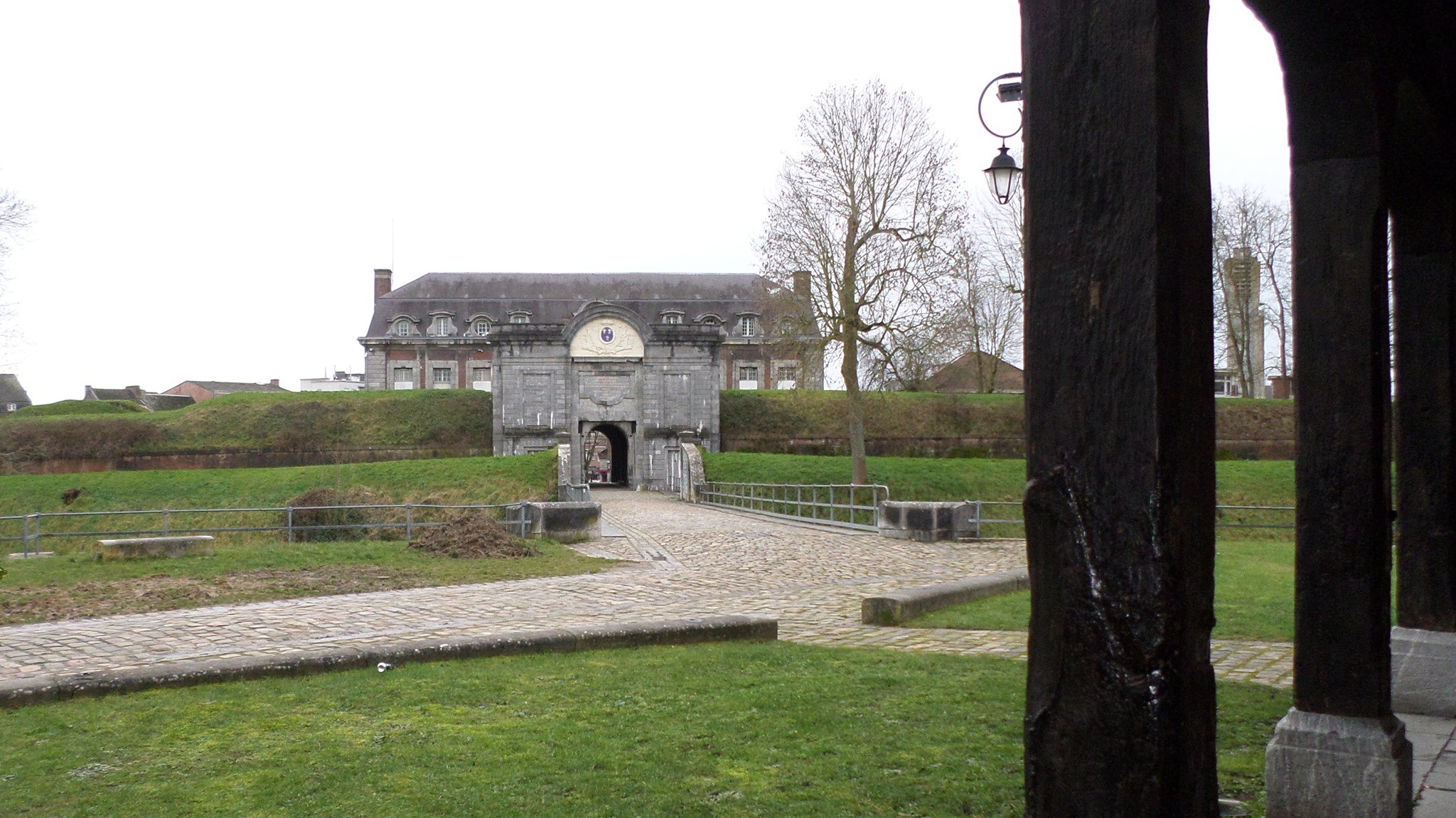  Maubeuge, La porte de Mons vue du musée du Corps de Garde.